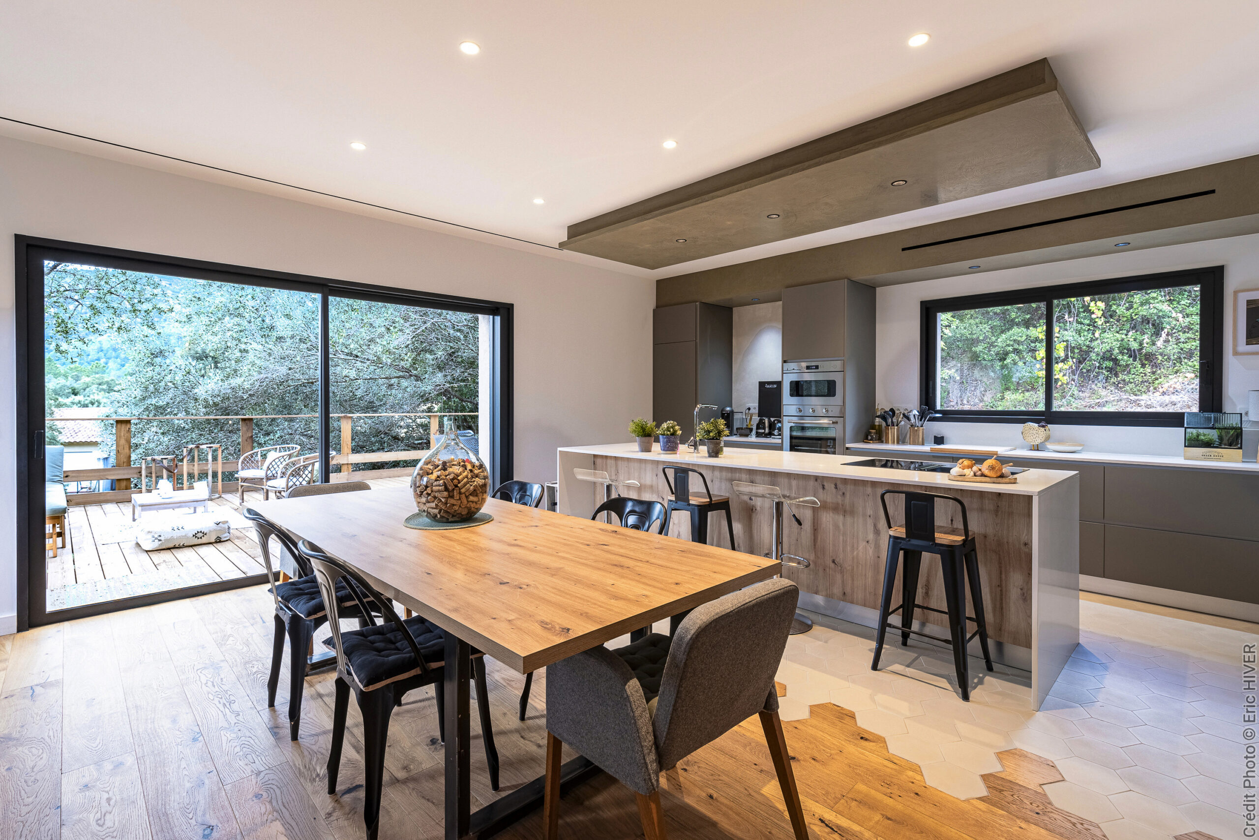 Pose d'un coulissant à galandage (rentre dans le mur) pour optimiser l'espace à Annemasse.