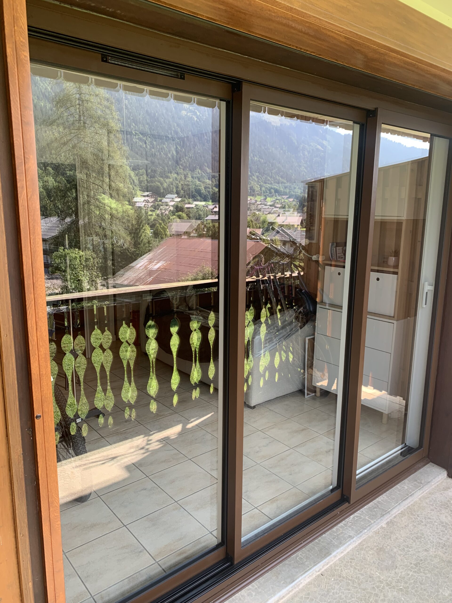 Installation d'une baie coulissante Aluminium 3 vantaux gris anthracite à Sciez.