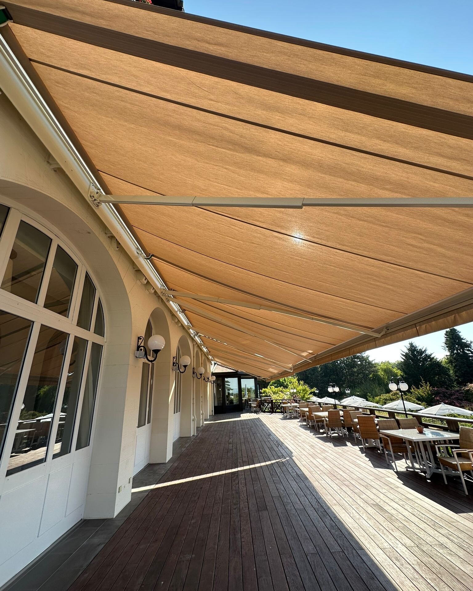Store banne STOBAG en alu 22 mètres de large, fabriqué en suisse et installé par ETS SAUNIER à l'hotel L'Hermitage Neuvecelle, Haute-Savoie.