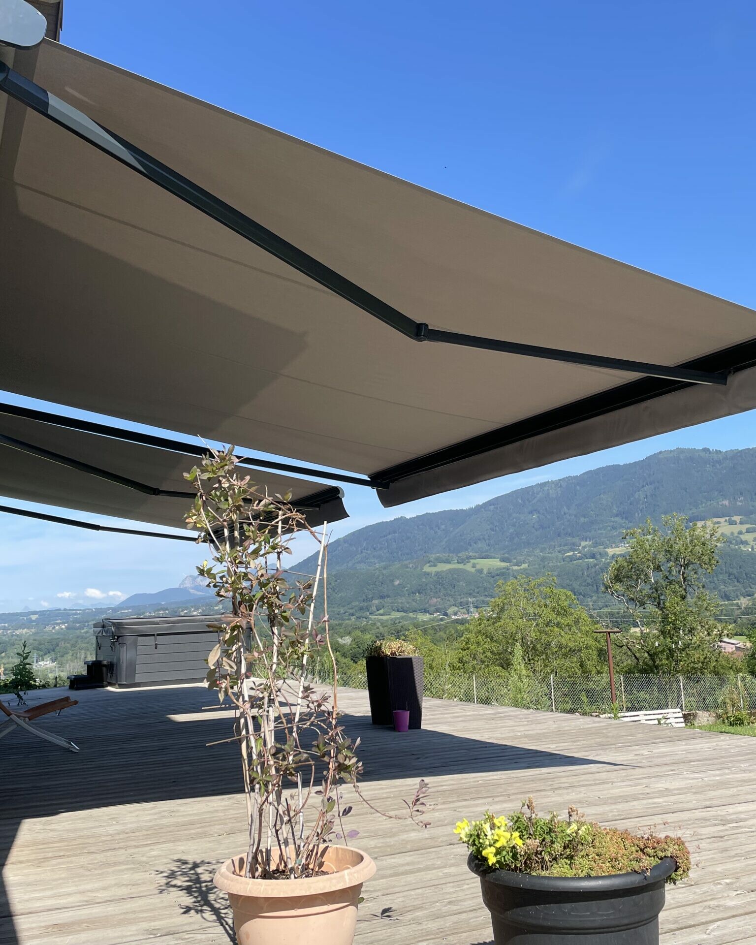 Store banne STOBAG en alu , fabriqué en suisse installé par ETS SAUNIER à Allinges, Haute-Savoie.