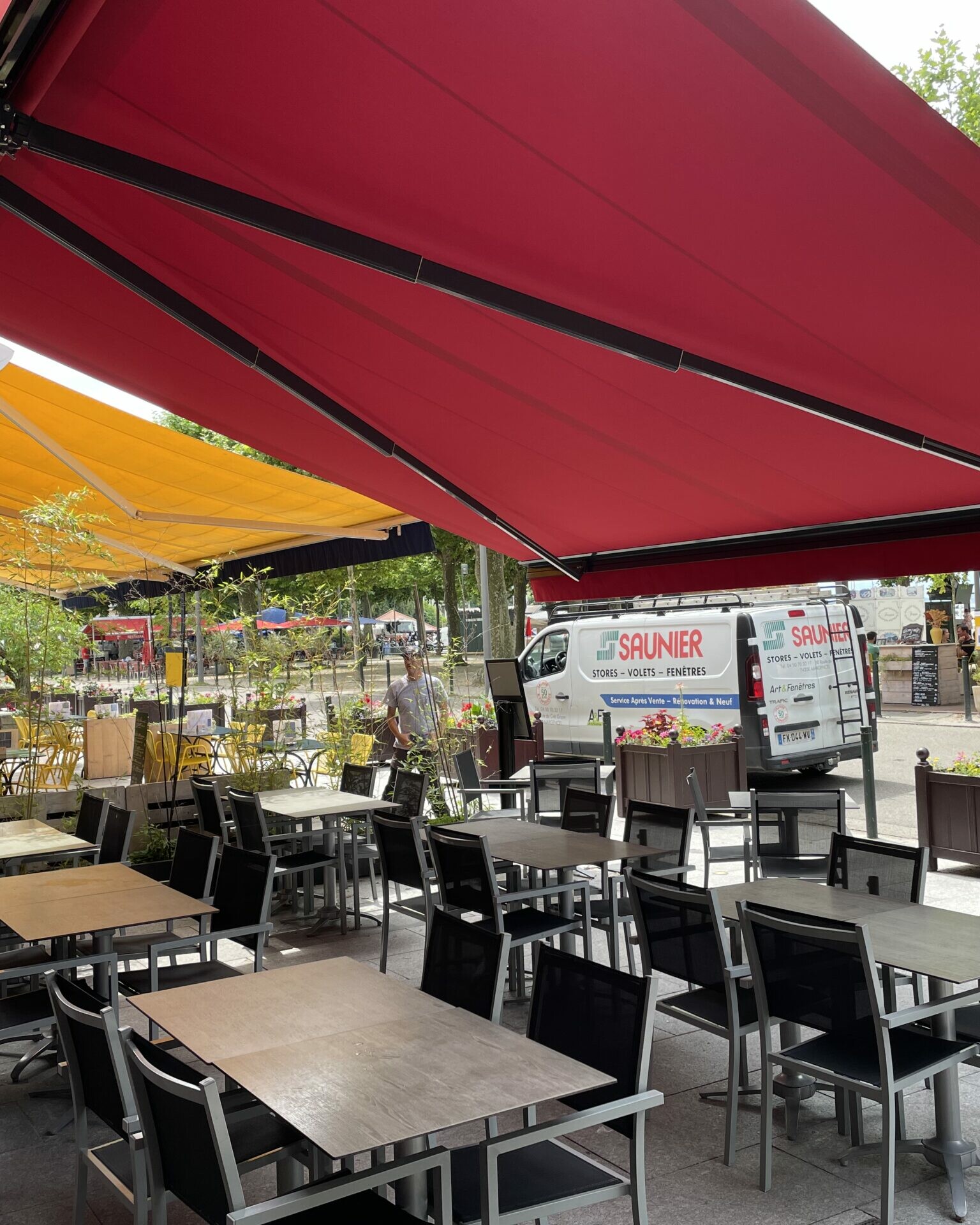 Store banne STOBAG, fabriqué en suisse installé par ETS SAUNIER au restaurant Le Remous au port de Thonon-les-bains.