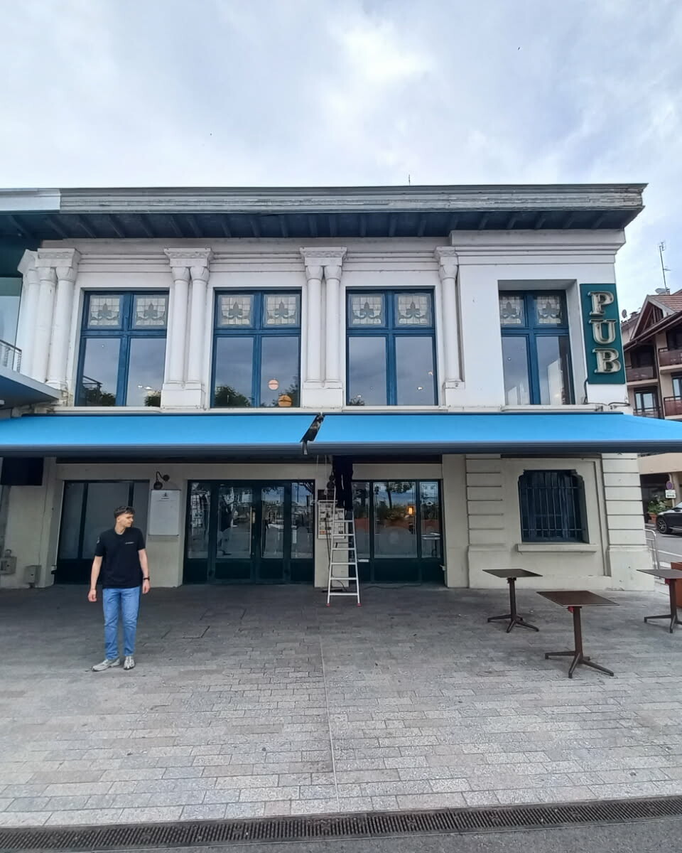 Store banne Matest en alu, fabriqué en France et installé par ETS SAUNIER au Pub Restaurant et Bar Au Bureau à Evian-les-Bains, Haute-Savoie.